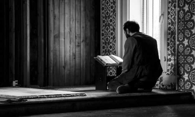 كتب الشركة باسمه واسم أولاده وزوجته وله ولدان يعملان فيها فكيف تقسم عند موته ؟